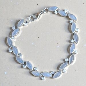 Chic Silver Bracelet with White Gemstones